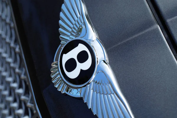 Logo Bentley sur le capot d'une voiture noire — Photo éditoriale © bensib  #275587414