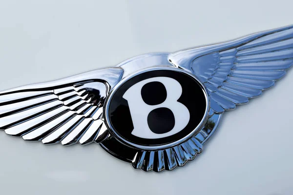 Bentley Alado B Emblema Macro Shot — Fotografia de Stock