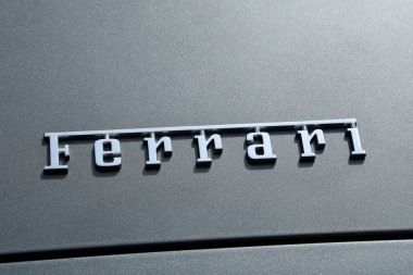 Ferrari Logo Metin Araba