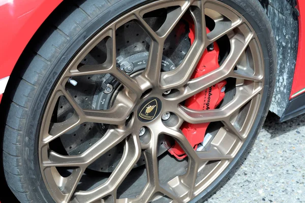ล้อของรถซูเปอร์คาร์ Lamborghini — ภาพถ่ายสต็อก