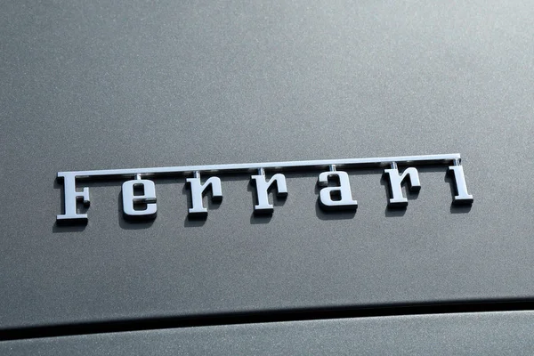 法拉利标志文字在汽车 — 图库照片