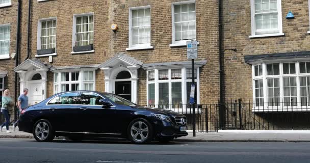 2019年5月28日 豪华黑色奔驰在伦敦街头与典型的英国砖屋背景 Dci 4K决议 — 图库视频影像