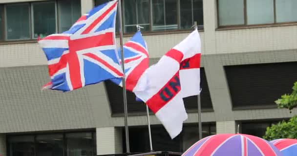 Storbritannien Flaggor Vinden Med Union Jack Paraplyer London — Stockvideo