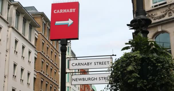 卡纳比和纽堡街标志在苏豪在威斯敏斯特市 伦敦市中心 特写视图 Dci 分辨率 — 图库视频影像
