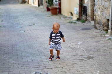 Erkek Bebek Sokakta Tek Başına Yürüyor