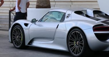 Monte-Carlo, Monako - 20 Haziran 2019: Porsche 918 Spyder Hybrid Supercar (Yan Görünüm) Fransız Rivierası'nda Monako'da Port Hercules'e Park Etti, Avrupa. Yakın Çekim Görünümü - Dci 4k Video