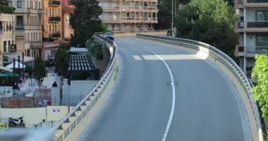 Monte-Carlo, Monako - 20 Haziran 2019: Fransız Rivierası'nda Monako'da Du Larvotto Viyadüğü Üzerinde Lüks Siyah Porsche Panamera Kullanan Adam, Avrupa - Dci 4k Video