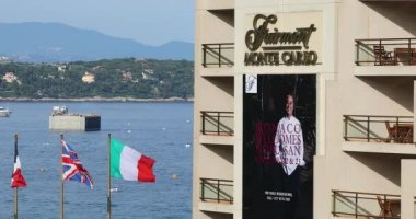 Monte-Carlo, Monako - 20 Haziran 2019: Fairmont Monte Carlo Hotel Akdeniz'in Güzel Manzarasına Sahip Arka Planda Fransız Rivierası, Avrupa - Dci 4k Video