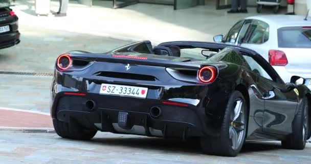 Monte Carlo Monaco Giugno 2019 Uomo Guida Sua Ferrari Nera — Video Stock