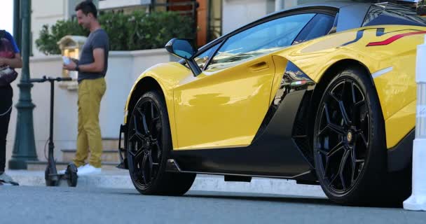 Озил Карло Монако Июня 2019 Года Желтый Lamborghini Aventador Roadster — стоковое видео