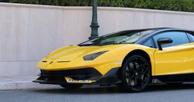 Monte-Carlo, Monako - 20 Haziran 2019: Siyah Ve Sarı Lamborghini Aventador Svj Roadster (Yan Görünüm) Fransız Rivierası'nda Monako'da Hotel De Paris Monte-Carlo Önünde Park, Avrupa - Dci 4k Video