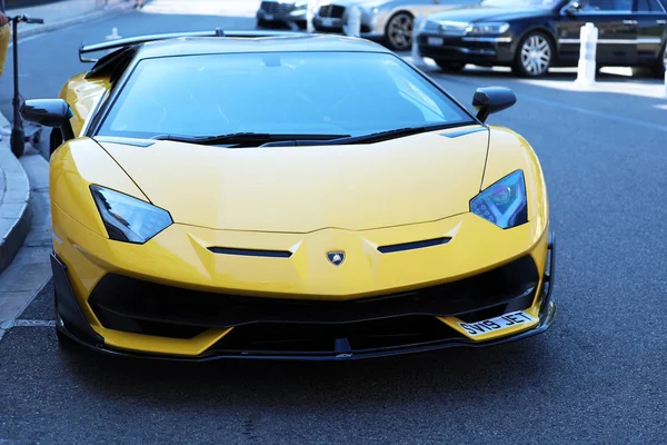 Czarno-żółty Lamborghini SVJ-z bliska widok z przodu — Zdjęcie stockowe