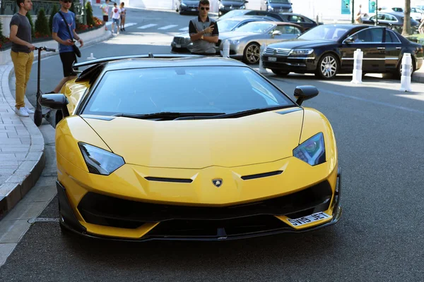 Černý a žlutý Lamborghini SVJ-pohled zepředu — Stock fotografie