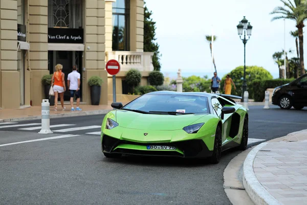 Красивый Lamborghini Aventador LP 750-4 SV Lime Green — стоковое фото