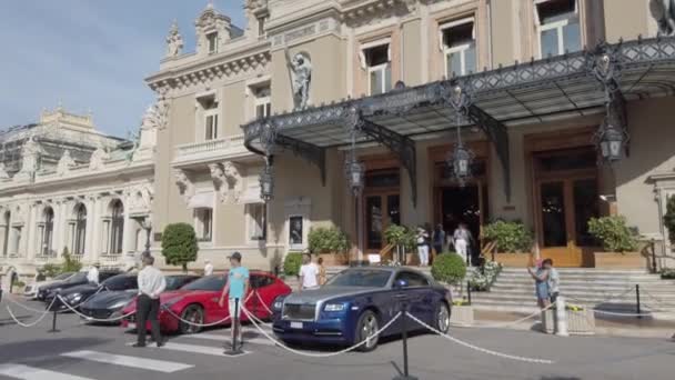 蒙特卡洛 摩纳哥 2019年6月20日 昂贵和豪华汽车 法拉利 劳斯莱斯 停在蒙特卡洛赌场前摩纳哥在法国里维埃拉 4K视频 — 图库视频影像