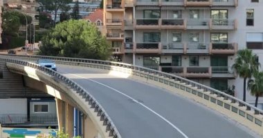 Monte-Carlo, Monako - 20 Haziran 2019: Fransız Rivierası'nda Monako'da Du Larvotto Viyadüğü Üzerinde Lüks Mavi Bentley Continental Gtc Cabrio'yu Kullanan Adam, Avrupa - Dci 4k Video