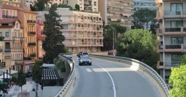 Monte-Carlo, Monako - 20 Haziran 2019: Şehir Trafiği, Modern Köprüde Araba Sürücüsü, Fransız Rivierası'nda Monako'da Boulevard Du Larvotto Viyadüğü, Avrupa - Dci 4k Video