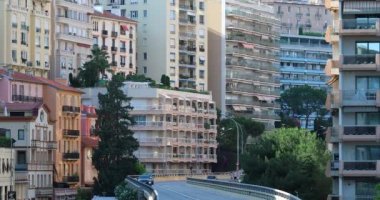 Monte-Carlo, Monako - 20 Haziran 2019: Monako Gökdelenler Ve Monako Şehir Trafiği, Modern Köprüde Arabalar Sürücüsü, Boulevard Du Larvotto Viyadüğü Monako'da Fransız Rivierası, Avrupa - Dci 4k Video