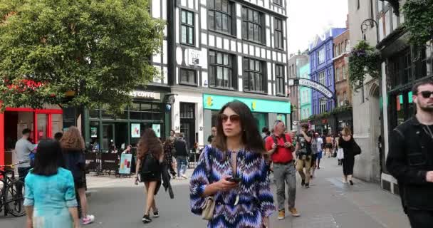 London Storbritannien Juni 2019 Personer Som Går Carnaby Street London — Stockvideo
