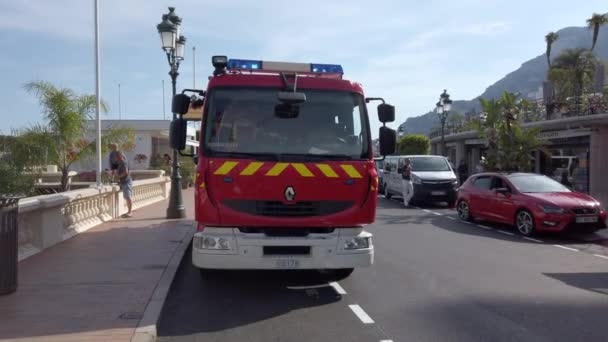 蒙特卡洛 摩纳哥 2019年6月20日 摩纳哥的红色雷诺法国消防车 前视图 停在蒙特卡洛的街道在法国里维埃拉 4K视频 — 图库视频影像