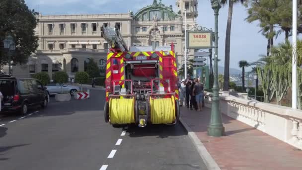 モンテカルロ モナコ 2019年6月20日 モナコの消防士と赤ルノーフランスの消防車 リアビュー フランスのリビエラ ヨーロッパのモナコのモンテカルロカジノの前に駐車 4Kビデオ — ストック動画