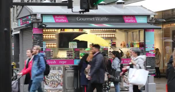 Londen Mei 2019 Verse Pannenkoeken Bubbel Wafels Verkocht Outdoor Kleine — Stockvideo