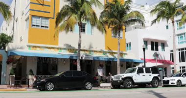 Miami, Florida / Abd, 24 Şubat 2019: Ocean Drive On Palm Trees ile Colorful Art Deco Binalar, Don Vincenzo İtalyan Restoran Ve Gelato-Go South Beach, Miami Beach, Florida, Amerika Birleşik Devletleri - Dci 4k Çözünürlük