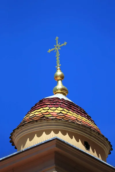 Croix d'or sur le toit de l'église — Photo