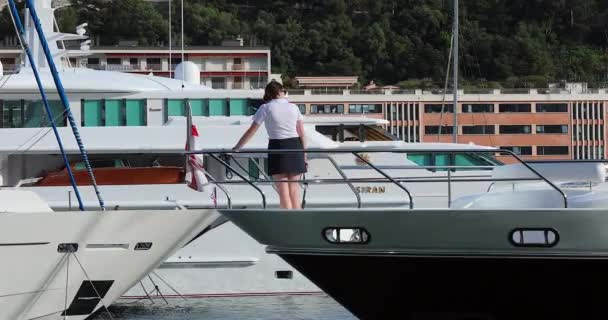 Monte Carlo Mónaco Junio 2019 Mujer Tripulante Cubierta Yate Lujo — Vídeo de stock