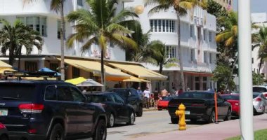 Miami, Florida / Abd, 24 Şubat 2019: Ocean Drive City Life, Turistler Ve Lüks Otomobiller Miami Beach Art Deco District Renkli Binaların Önünde (South Beach), Florida, Amerika Birleşik Devletleri - Dci 4k Çözünürlük