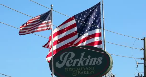 奥兰多 佛罗里达州 Usa 2019年3月3日 珀金斯餐厅和面包店标志 巨型广告牌广告牌广告牌面板与大型美国国旗在国际驱动器上 佛罗里达州 Dci 4K决议 — 图库视频影像