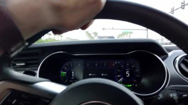 Orlando, Florida / Abd, Mart 2, 2019: Ford Mustang Gt Modern Dijital Speedometer Cluster, Pov Onboard Hızlandırma. Yakın Çekim Görünümü - 4k Çözünürlük