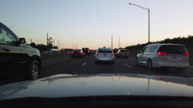 Orlando, Florida / Abd, 3 Mart 2019: Otoban Da Akşam Rush Hour Interstate 4 (I-4), Pov View From Car In Orlando, Florida, Amerika Birleşik Devletleri - 4k Çözünürlük