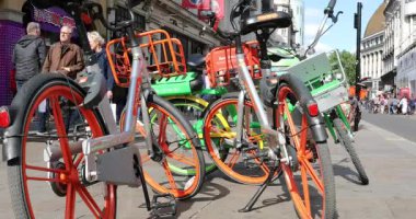 Londra, İngiltere, 28 Mayıs 2019: Kaldırımda Birçok Renkli Elektrikli Bisiklet, Turuncu Mobike Bisikletlerle Yeşil Kireç Londra, İngiltere, İngiltere, Avrupa. Kapat Görünümü - Dci 4k