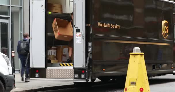 London Storbritannien Maj 2019 Ups Leverans Kvinna Förbereder Sig För — Stockvideo