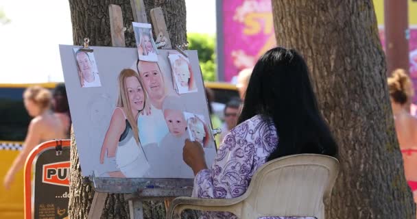 Sunny Beach Bulgaria August 2019 Street Artist Drawing Family Portraits — Stock Video