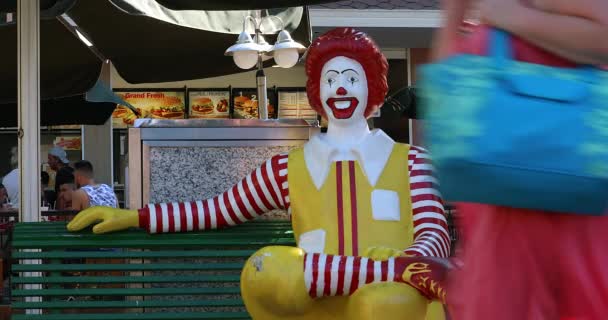 Sunny Beach Bulgarije Augustus 2019 Standbeeld Van Ronald Mcdonald Zittend — Stockvideo