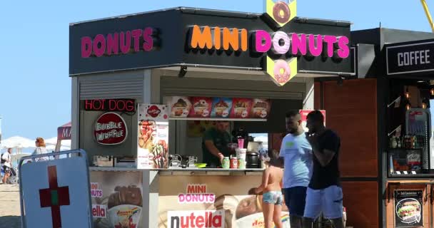 Sunny Beach Bulgarije Augustus 2019 Mini Donuts Shop Met Verkoper — Stockvideo