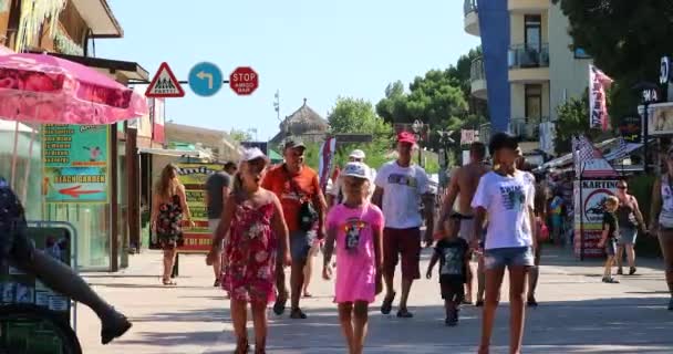 Sunny Beach Bulgaria Agosto 2019 Niñas Rusas Caminando Paseo Marítimo — Vídeo de stock