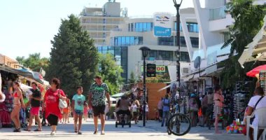 Sunny Beach, Bulgaristan - 7 Ağustos 2019: Sahil Şeridinde Yürüyen Turist Kalabalığı, Sunny Beach'te Birçok Küçük Mağaza (Slanchev Bryag) Bulgaristan, Avrupa - Dci 4k Video