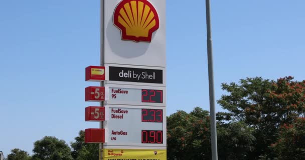 Nesebar 保加利亚 2019年8月9日 壳牌加油站标志显示汽油价格 价格在保加利亚列夫 2019年8月 在保加利亚南部 布尔加斯省 Dci 4K视频 — 图库视频影像