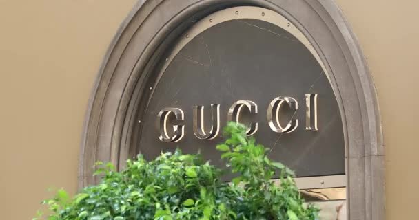 意大利佛罗伦萨 2019年8月31日 位于意大利托斯卡纳地区佛罗伦萨街豪华商店入口上方的Gucci商店标志 欧洲托斯卡纳地区 特写视图 Dci — 图库视频影像