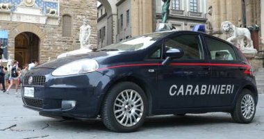 Floransa, İtalya - 31 Ağustos 2019: Fiat Punto Polis Car Carabinieri (Ön Yan Görünüm) Floransa Piazza Della Signoria Üzerinde Palazzo Vecchio Önünde Park, İtalya, Toskana Bölgesi, Avrupa - Dci 4k Video