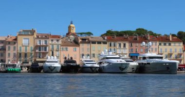 Saint-Tropez, Fransa - 7 Eylül 2019: Renkli Sahil Evleri ve Lüks Yatlarla Saint-Tropez Limanının Güzel Panoramik Manzarası, Var, Fransız Rivierası, Fransa, Avrupa - Dci 4k Video