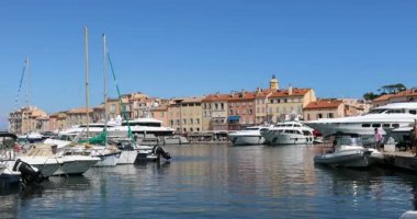 Saint-Tropez, Fransa - 7 Eylül 2019: Fransız Rivierası,Var, Fransa, Avrupa'da Sahil Evleri, Tekneler ve Lüks Yatlar ile Saint-Tropez Limanının Güzel Panoramik Manzarası - Dci 4k Video
