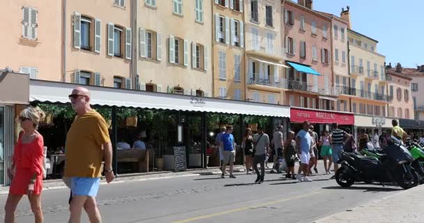 Saint Tropez Francia Septiembre 2019 Turistas Caminando Frente Famosos Restaurantes — Vídeos de Stock