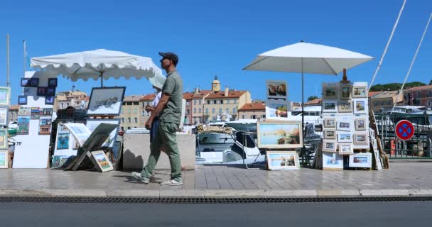 サントロペ フランス 2019年9月7日 サントロペ ヴァル フランスリビエラ フランス ヨーロッパ Dci 4Kビデオでクアイヒポリテブシャールの港で販売のためのお土産の絵画 — ストック動画