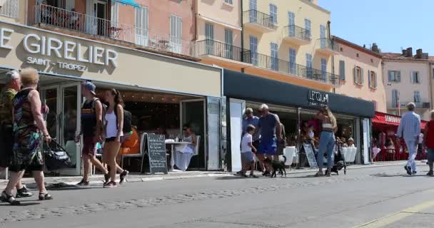 Saint Tropez Francia Septiembre 2019 Turistas Caminando Frente Famosas Terrazas — Vídeos de Stock