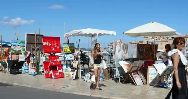 Saint Tropez France September 2019 Strassenkünstler Verkauft Souvenirgemälde Hafen Auf — Stockvideo