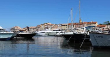 Saint-Tropez, Fransa - 7 Eylül 2019: Saint Tropez Limanında Birçok Tekne ve Yat, Fransız Riviera, Var, Fransa, Avrupa - Dci 4k Video